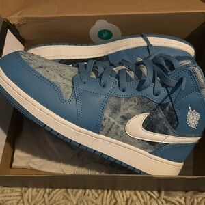Air Jordan 1 Mid
Dutch Blue/ White